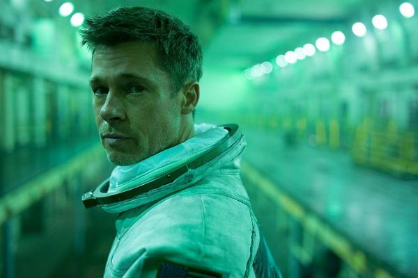 Plan rapproché de Brad Pitt portant sa combinaison d’astronaute.